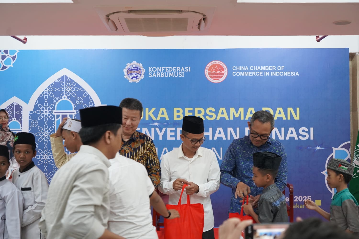 Sarbumusi dan CCCI Gelar Buka Bersama dan Serahkan Donasi untuk Yatim Piatu dan Pekerja Rentan