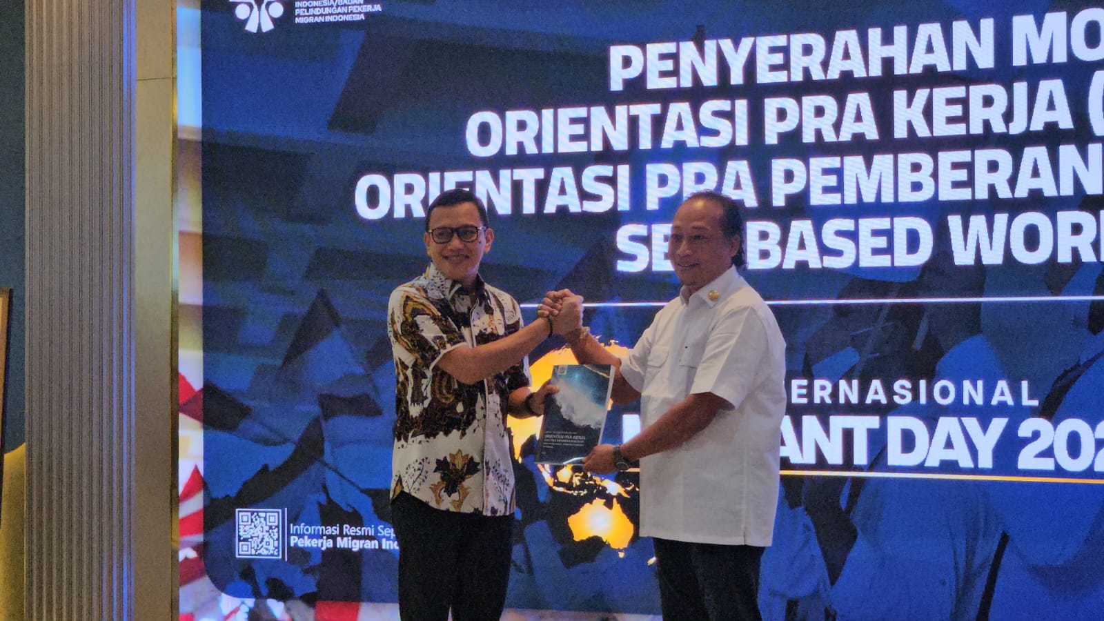 SPPI Serahkan Modul OPK-OPP APK Migran ke Menteri PPMI